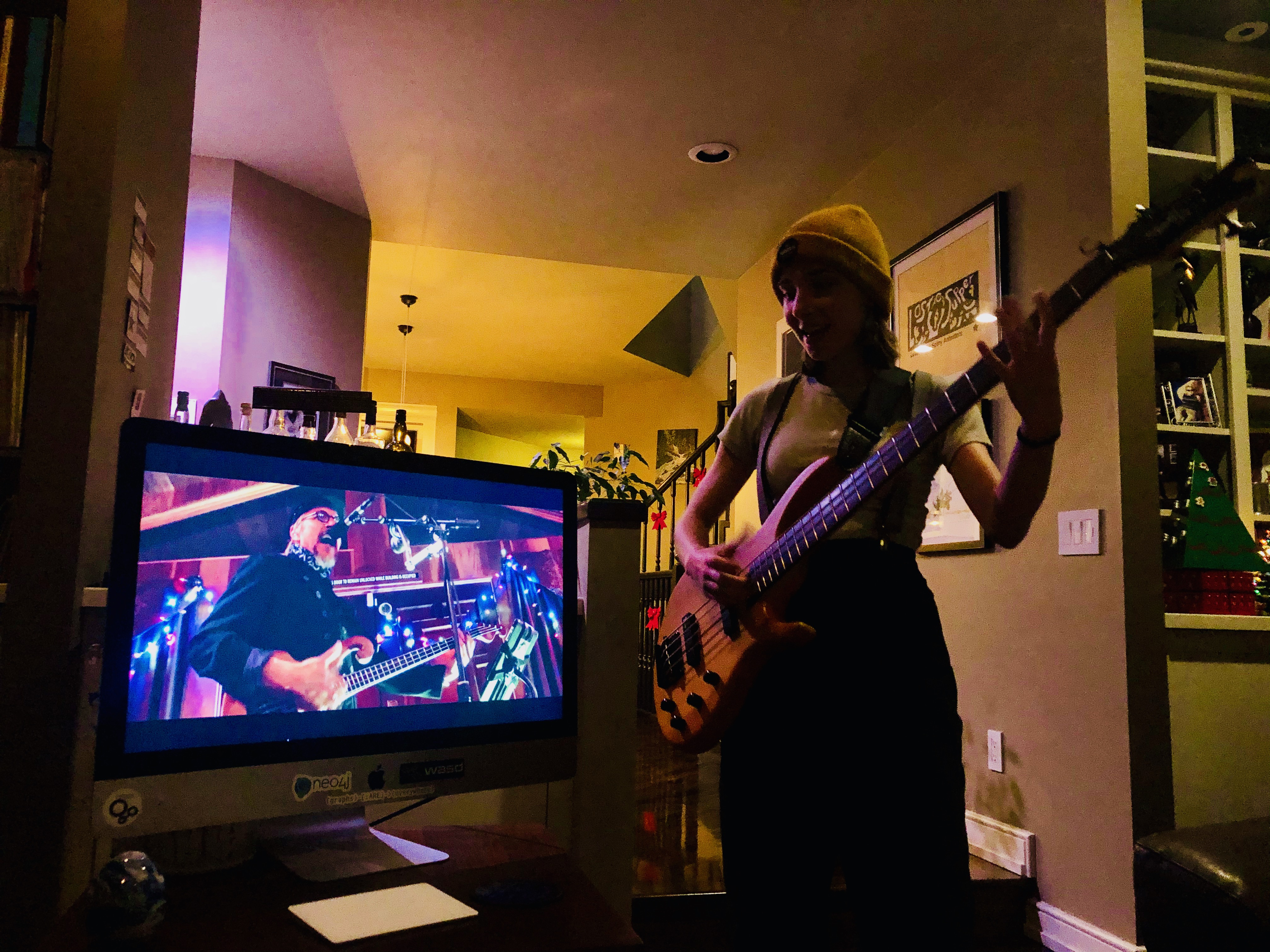 < Les anD His excavatoR ->--| A |--< Farewell TO coviD |--<